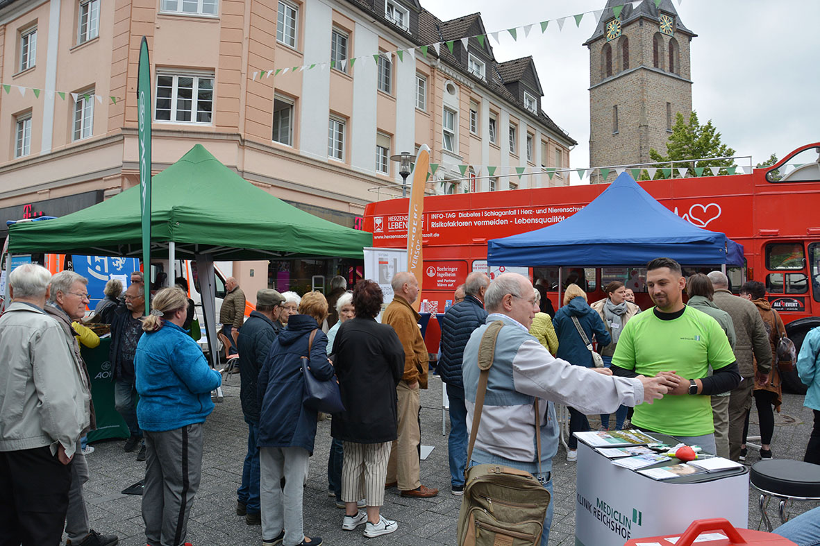 Am Stand der MediClin Reha-Klinik Reichshof-Eckenhagen konnten sich die Besucher über die Anschluss-Behandlung nach dem Klinikaufenthalt informieren. Auch Tipps zu Sport und gesunder Lebensweise gab es von den Reha-Experten.