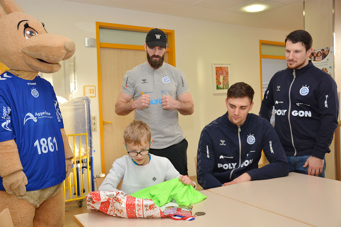 Der Handballbundesligist VfL Gummersbach sorgt mit seinem Besuch in der Kinderklinik für Freude bei Personal und kleinen Patienten.