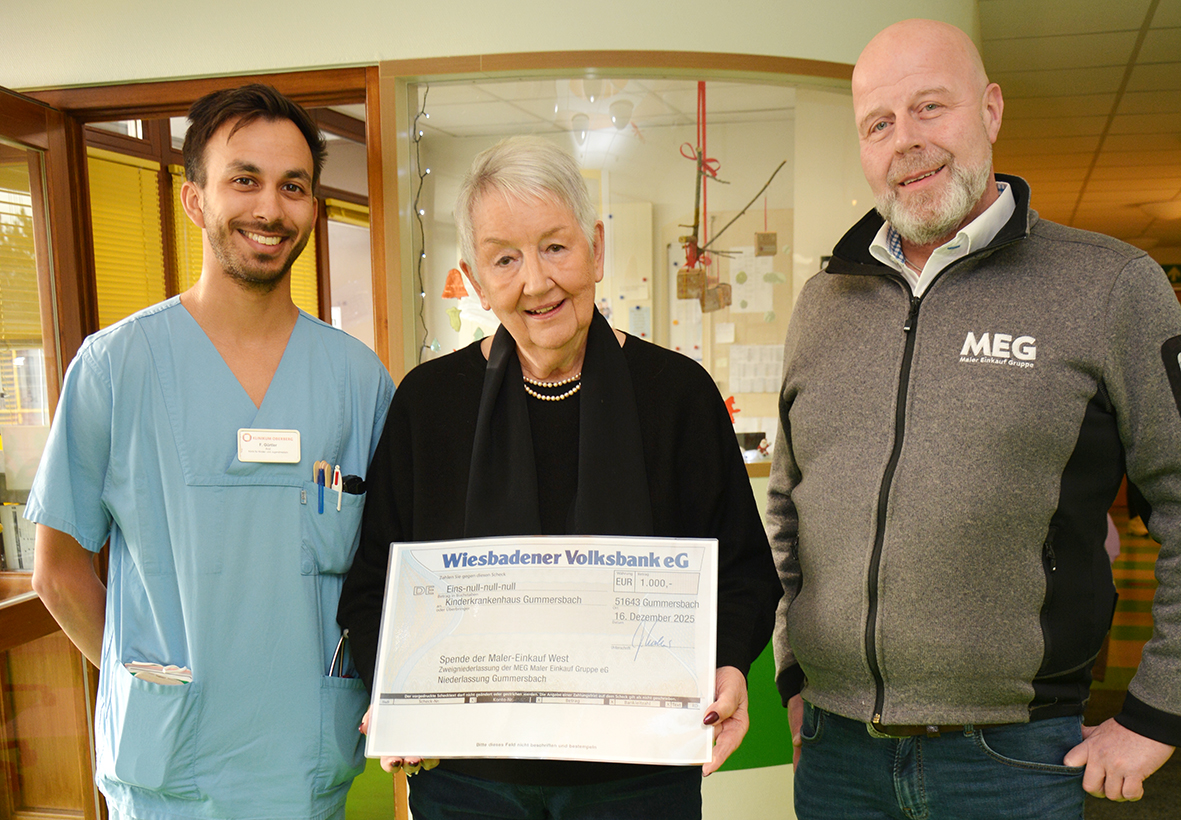 Kinderarzt Felix Gürtler und Ina Albowitz-Freytag freuten sich sehr über die Spende der Firma MEG, die Filialleiter Holger Bender überreichte.