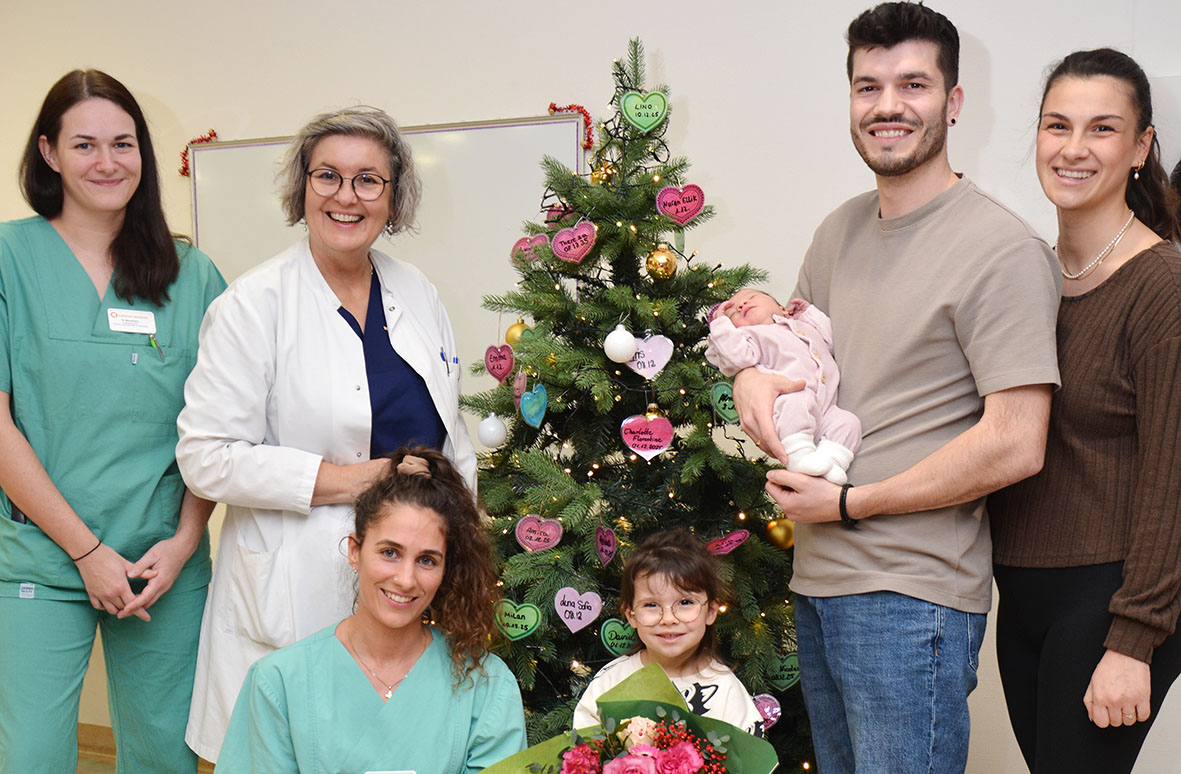 Familie Oldenburger und das Team der Geburtsklinik freuen sich über die Geburt von Amalia, die als die 1000. Geburt im Kreiskrankenhaus Gummersbach in diesem Jahr zur Welt kam.