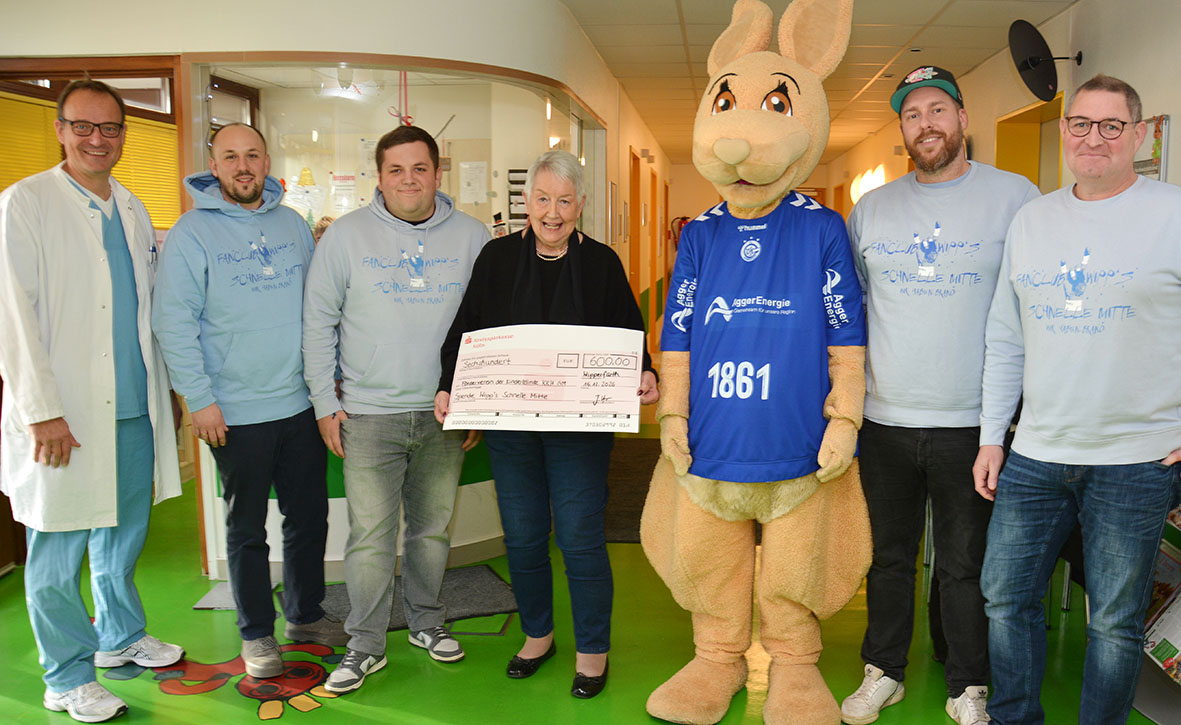 Der VfL-Fanclub "Wipp's schnelle Mitte" aus Wipperfürth überreichte Chefarzt Dr. Roland Adelmann und der Fördervereinsvorsitzenden Ina Albowitz-Freytag eine Spende in Höhe von 600 Euro.