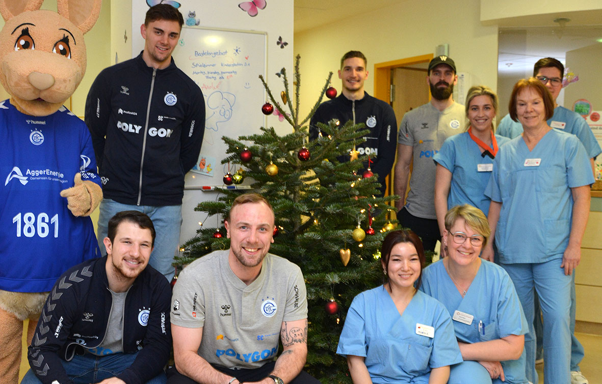 Das Team von St. 3.1B hatte genauso viel Spaß an dem netten Besuch des VfL Gummersbach wie ihre kleinen Patienten.