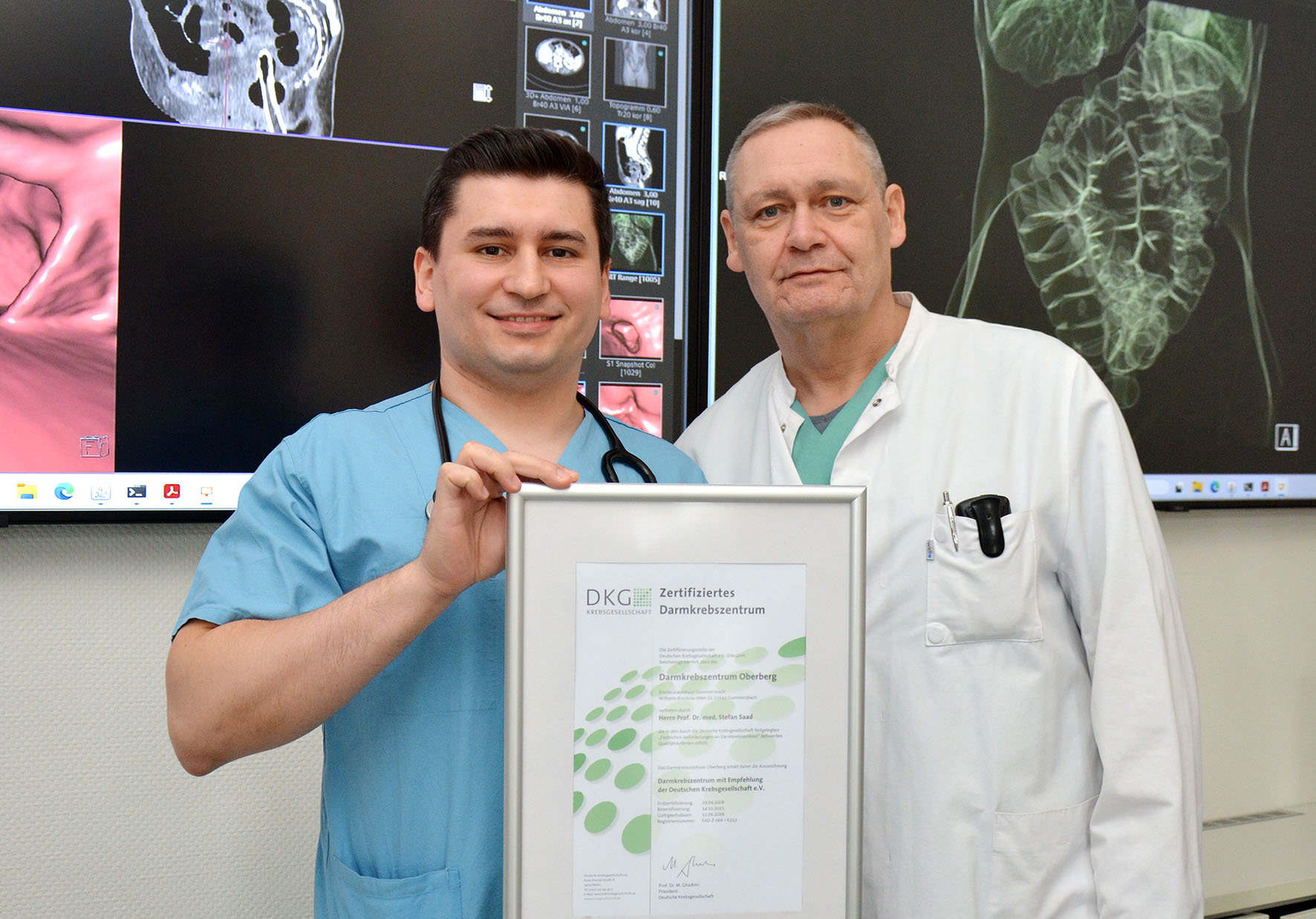 Dr. Kestane und Prof. Saad freuen sich über die Rezertifizierung des Darmzentrums