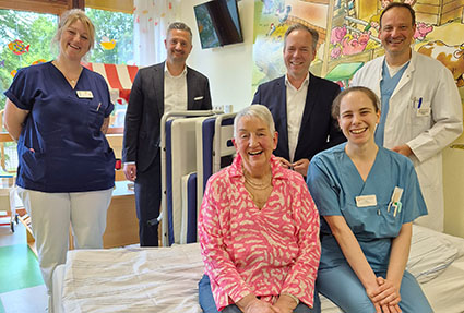 Freuen sich über neue Elternbetten für die Kinderstation (v.r.): Maike Holländer, Sascha Klein, Ina Albowitz-Freytag, Klaus Grootens, Tabea Ens, Dr. Roland Adelmann.
