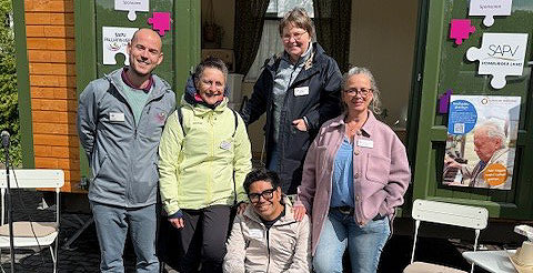 Palliativstation und SAPV Oberberg waren auf dem Marktplatz in Waldbröl vertreten, um mit Besucherinnen und Besuchern ins Gespräch zu kommen.