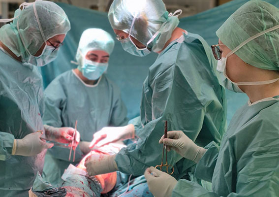 Ein bundesweiter Vergleich zeigt: Bei der Schmerztherapie nach Knie-Endoprothetik gehört das Kreiskrankenhaus Waldbröl regelmäßig zu den besten teilnehmenden Krankenhäusern in Deutschland.