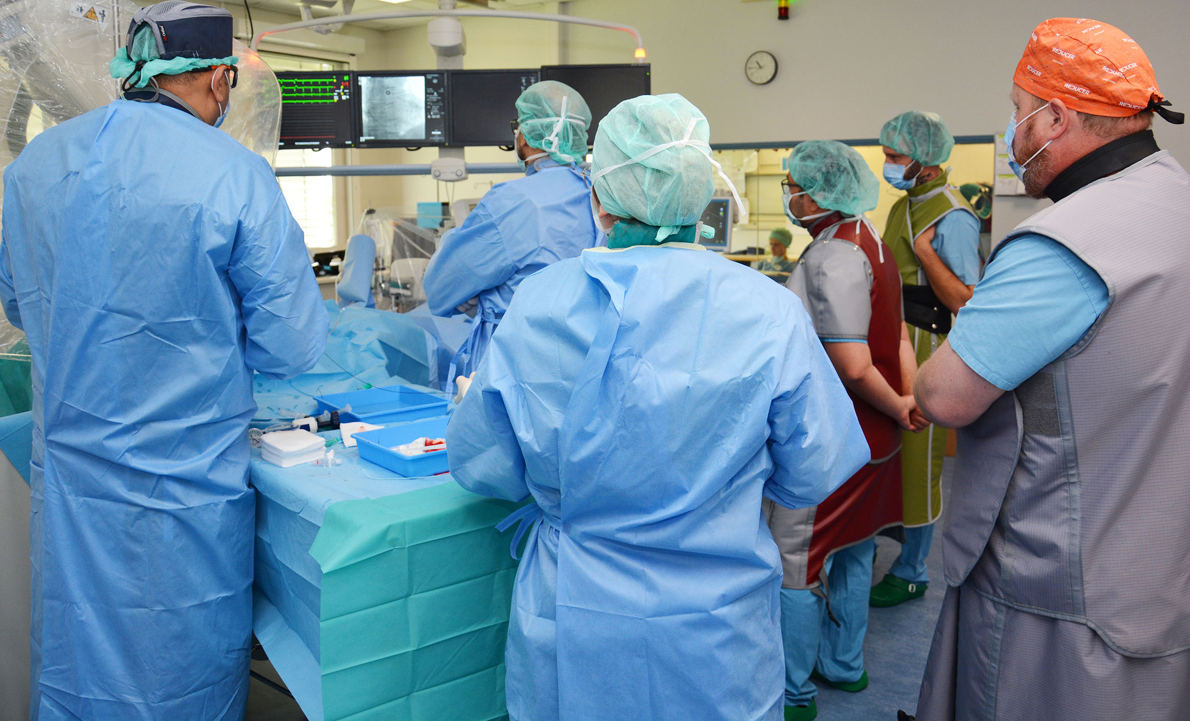 Großes Interesse im Team: Prof. Tiyerili implantiert einen Reducer in der Herzvene eines Patienten.