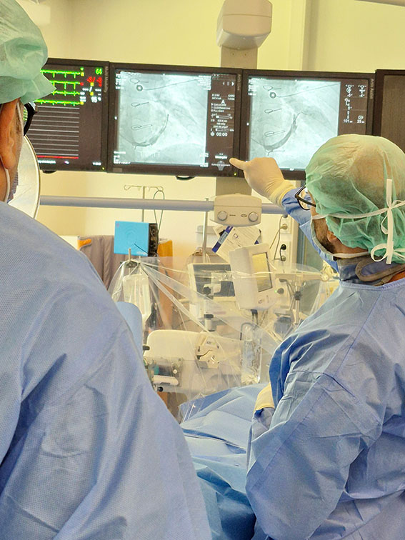 Der Chefarzt der Kardiologie am Kreiskrankenhaus Waldbröl und der Leitende Oberarzt Dr. Naseer Al-Khrasha arbeiten bei der Implantation eng zusammen.
