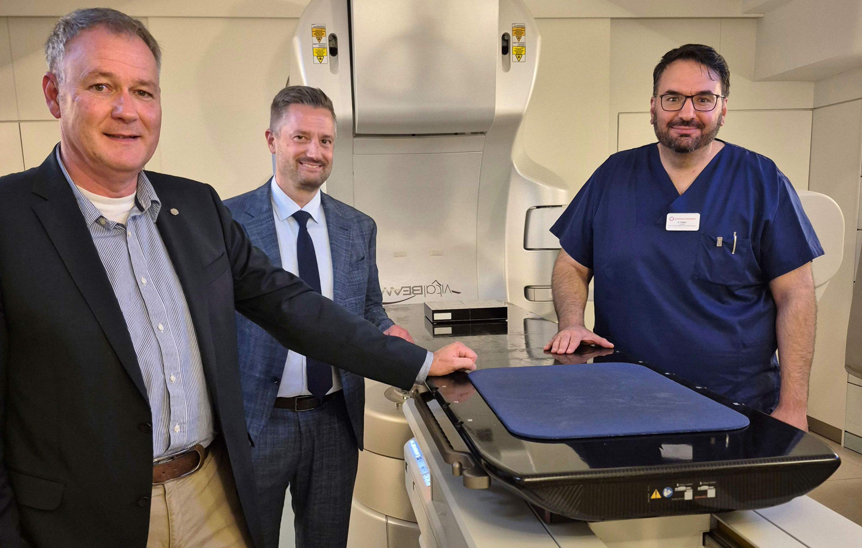 MdB Dr. Carsten Brodesser, Geschäftsführer Sascha Klein und Chefarzt Alperen Dogan tauschten sich über die Folgen des geplanten Gesetzes aus.