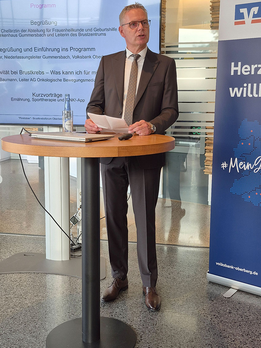 Henning Zöller, Niederlassungsleiter Gummersbach der Volksbank Oberberg, begrüßte die zahlreichen Gäste der Pinktober-Veranstaltung im Forum Gummersbach.