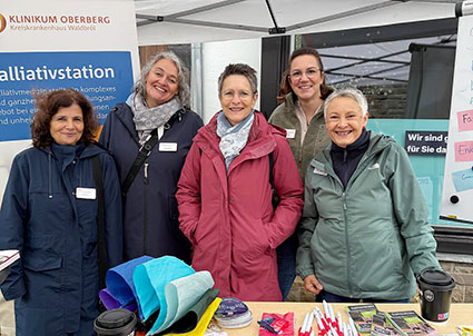 Palliativstation und ambulanter Hospizdienst stellten ihr Angebot auf dem Vieh- und Krammarkt in Waldbröl vor.