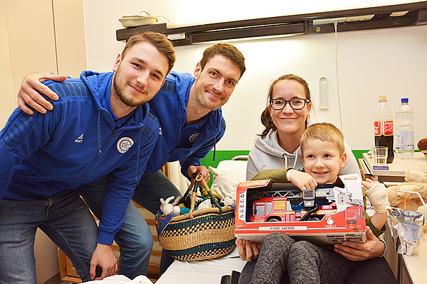 VfL-Spieler-Kinderstation-Kreiskrankenhaus-Gummersbach_Weihnachtsaktion-2017