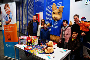 021218_VfL-Gummersbach_Weihnachtsaktion-2018_Kreiskrankenhaus_Dr-Roland-Adelmann_Janine-Heiden_Anna-Probst_Anke-Heil_Dr-Probst_Florian_Tobias