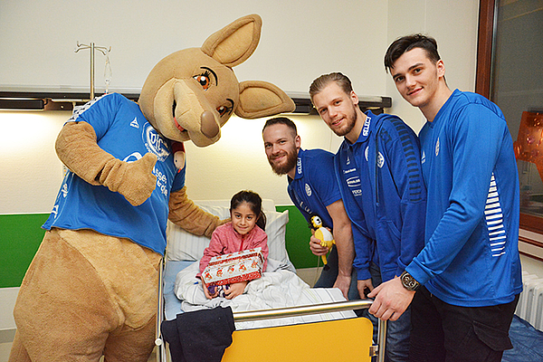 VfL-Spieler-Kinderstation-Kreiskrankenhaus-Gummersbach_Weihnachtsaktion-2017