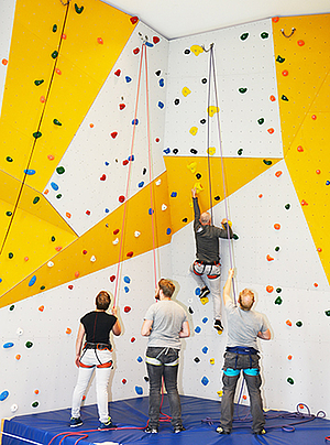 Kletterwand-Klinik-Kinder-Jugendpsychiatrie_Gummersbach-Marienheide Kletterwand-Klinik-Kinder-Jugendpsychiatrie_Gummersbach-Marienheide