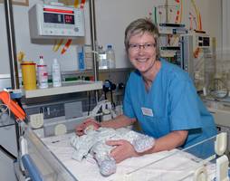 Gynäkologie Schwester an Babybett