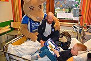 VfL-Gummersbach_Weihnachtsaktion-2014-Kreiskrankenhaus-Gummersbach-2 VfL auf Kinderstation