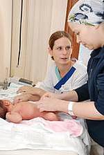 Gynäkologie Mutter mit Schwester und Säugling